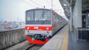 Banjir Genangi Jalur Rel Stasiun Angke-Kampung Bandan, Perjalanan KRL Terganggu Parah