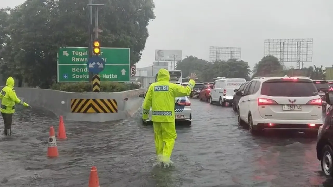 Foto: Akses Keluar Rawa Bokor Di Tol Cengkareng Ditutup Imbas Adanya Genangan. (dok. Istimewa)