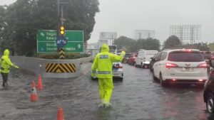 Genangan Air 40 Cm di Rawa Bokor Lumpuhkan Lalu Lintas Tol Cengkareng