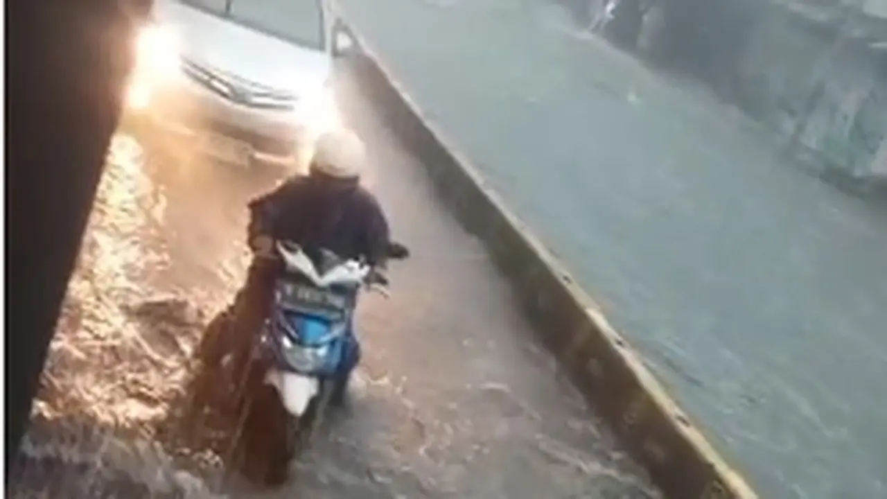 Jalan Di Pademangan Jakut Tergenang (foto: Dok. Istimewa Twitter Tmc Polda Metro Jaya)