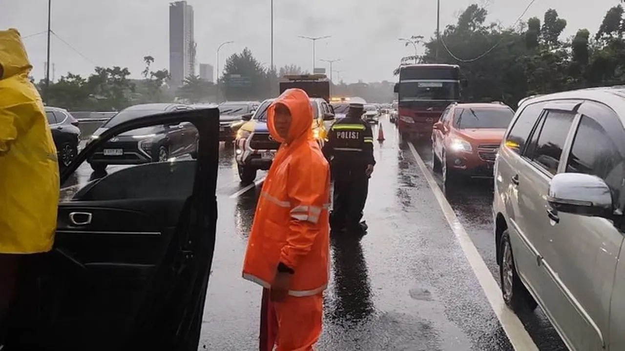 Foto: Petugas Menangani Kecelakaan Di Km 11 Tol Serpong Arah Jakarta. (dok. Istimewa/instagram Satlantas Polres Tangsel)