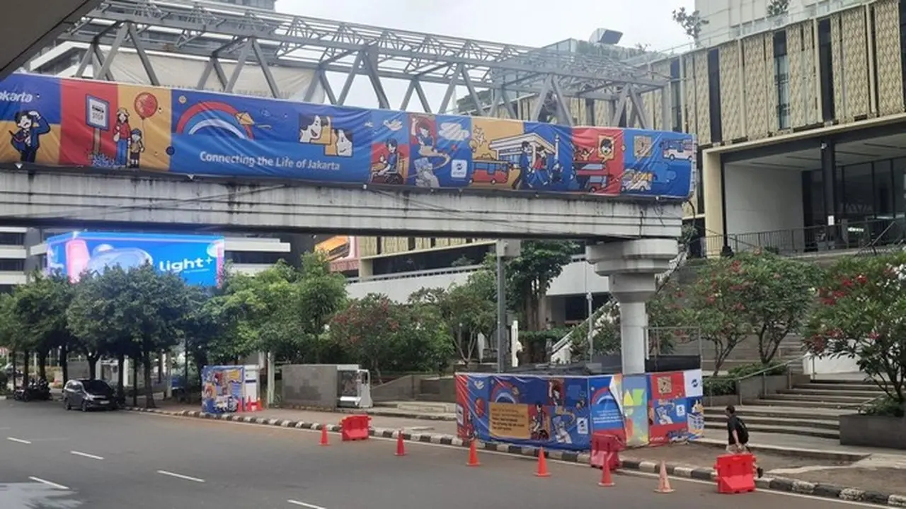 Foto: Pembangunan Kembali Jembatan Penyeberangan Orang (jpo) Di Kawasan Sarinah, Jakarta, Sabtu (10/1/2025) (brigitta Belia Permata Sari)