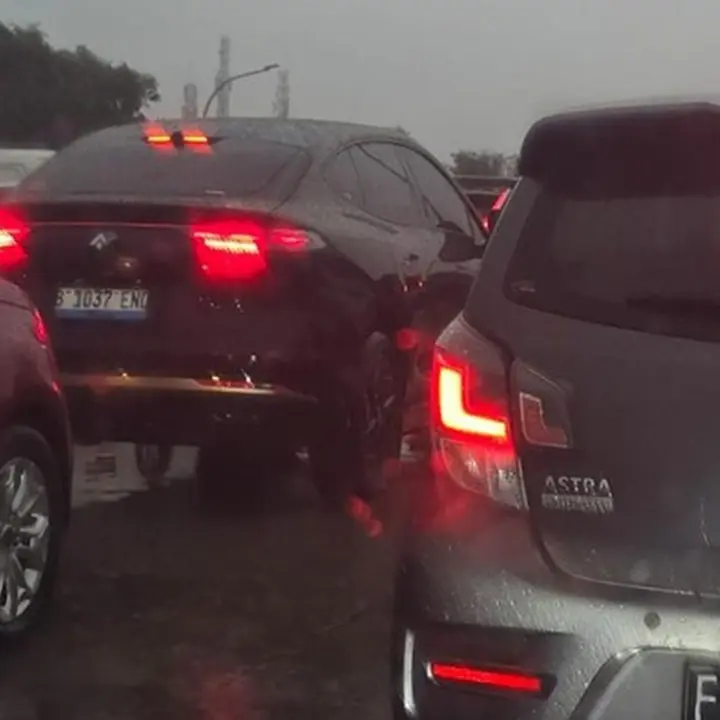 Tol Desari Arah Jakarta Macet Parah Akibat Hujan Lebat, Kecepatan Kendaraan Melambat