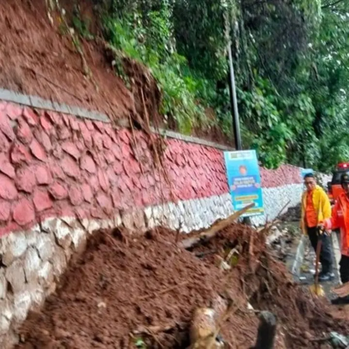 Longsor di Jalan Mayor Oking Bogor Akibat Hujan Deras, Akses Sempat Terputus