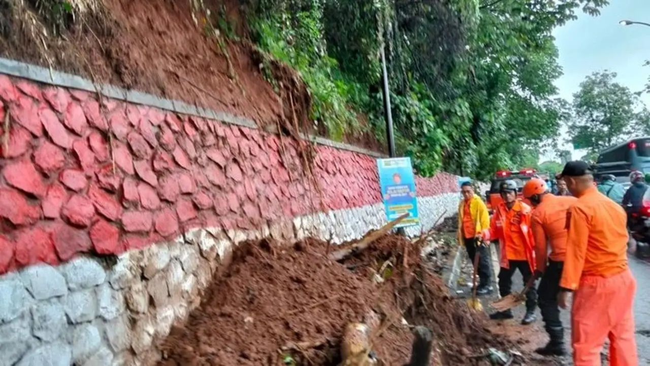Foto: Hujan Deras Melanda Kawasan Kecamatan Citeureup, Bogor, Jawa Barat, Sejak Dini Hari Tadi. Imbasnya, Tanah Longsor Terjadi Di Jalan Raya Mayor Oking. (dok Bpbd Bogor).