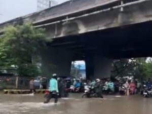 Banjir Jembatan Tiga Jakarta Utara: Pemotor Terpaksa Matikan Mesin Terobos Genangan Air