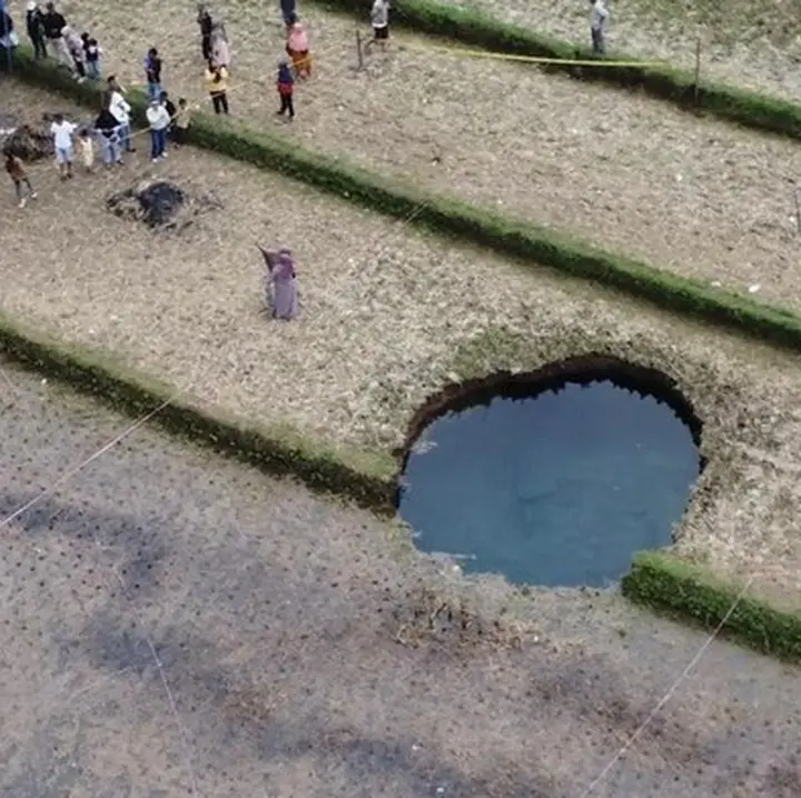 Wagub Sumbar Peringatkan Warga: Air Sinkhole Limapuluh Kota Mengandung Bakteri E-Coli, Jangan Diminum!