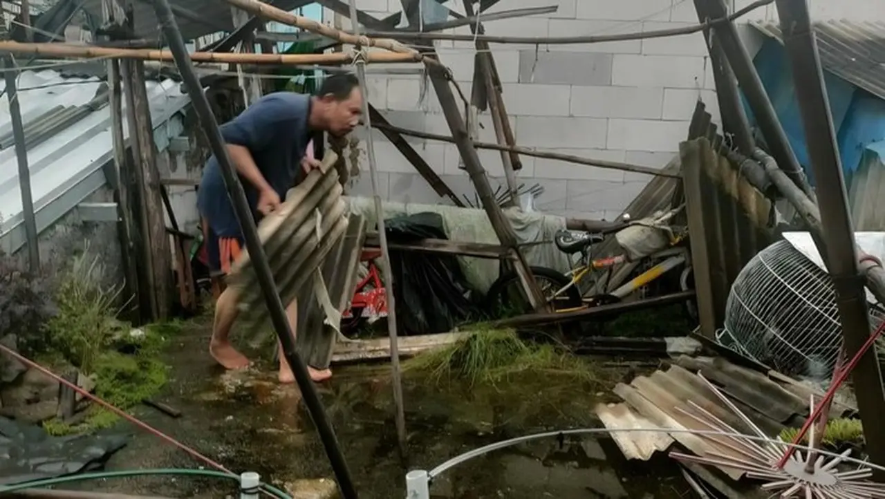 Atap Rumah Di Bogor Ambruk Akibat Hujan Deras (dok. Bpbd Kota Bogor)