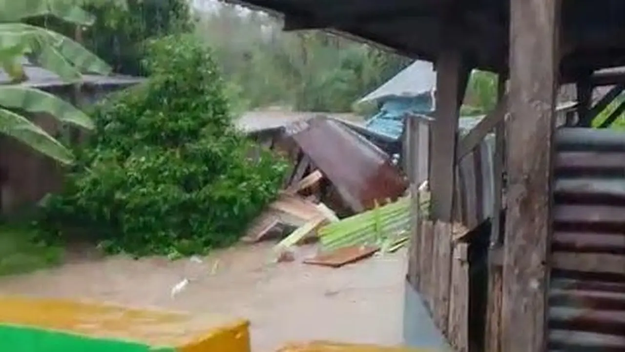 Foto: Banjir Menerjang Donggala, Sulawesi Tengah, Hingga 3 Rumah Dilaporkan Hanyut. (dok. Istimewa)