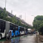 Macet Parah Jalan Yos Sudarso Jakut Akibat Genangan Air, Pengendara Terobos Trotoar
