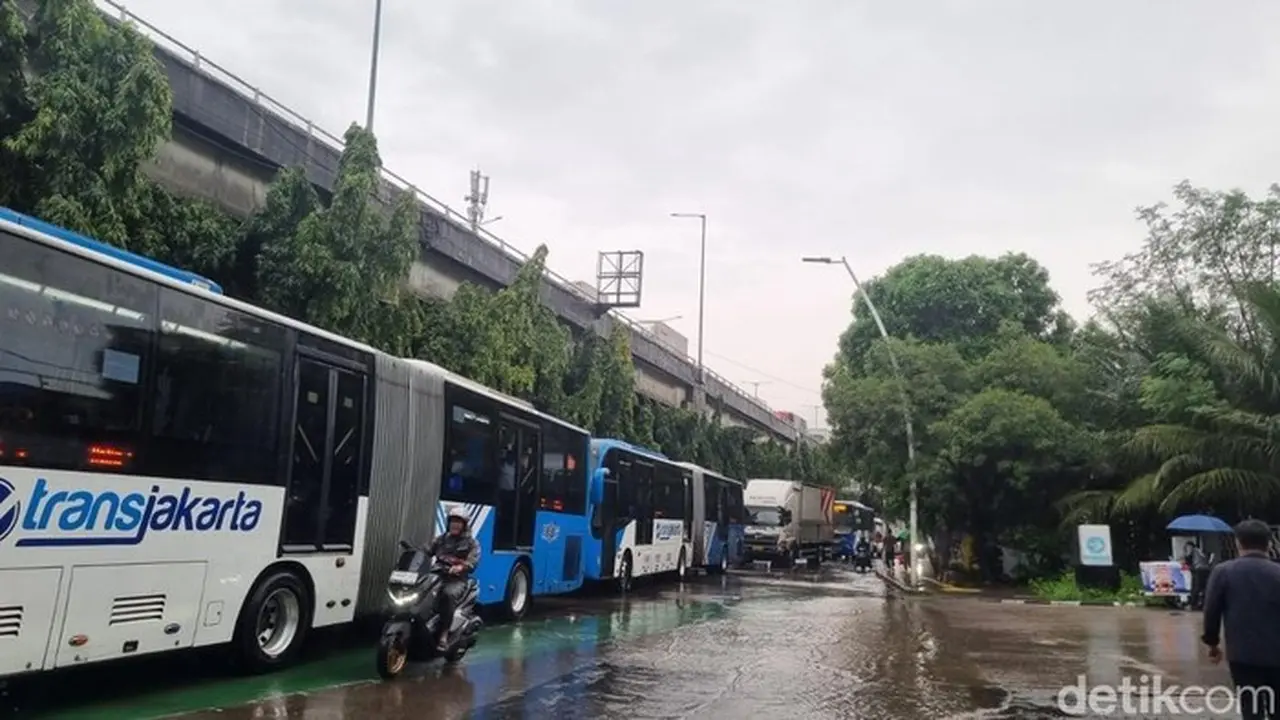 Foto: Penampakan Kemacetan Di Jalan Yos Sudarso (taufiq Syarifudin/detikcom)