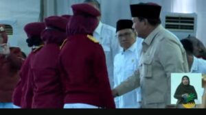 Empat Siswa Sekolah Rakyat Beri Novel Karya Sendiri Langsung ke Presiden Prabowo
