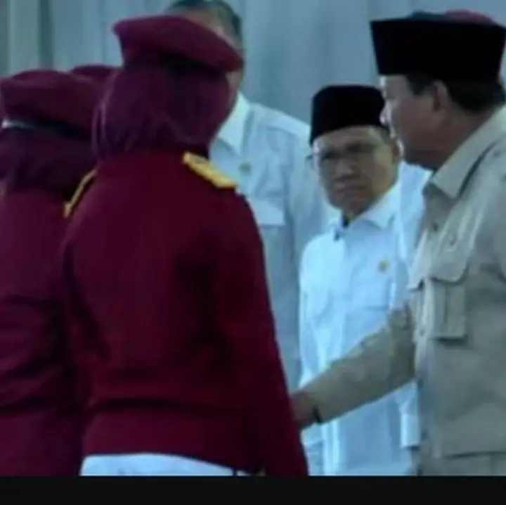 Empat Siswa Sekolah Rakyat Beri Novel Karya Sendiri Langsung ke Presiden Prabowo