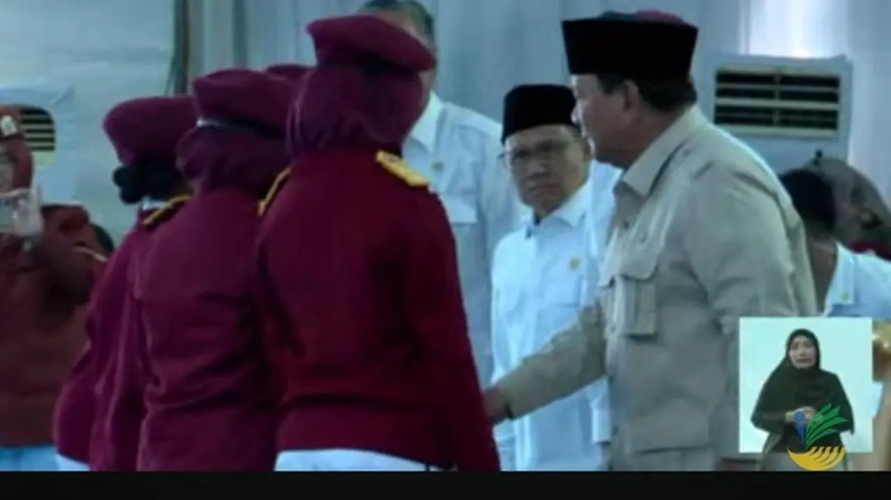 Foto: Siswa Sekolah Rakyat Menyerahkan Novel Hasil Karyanya Sendiri Langsung Ke Presiden Prabowo Subianto. (tangkapan Layar Youtube Kemensos).