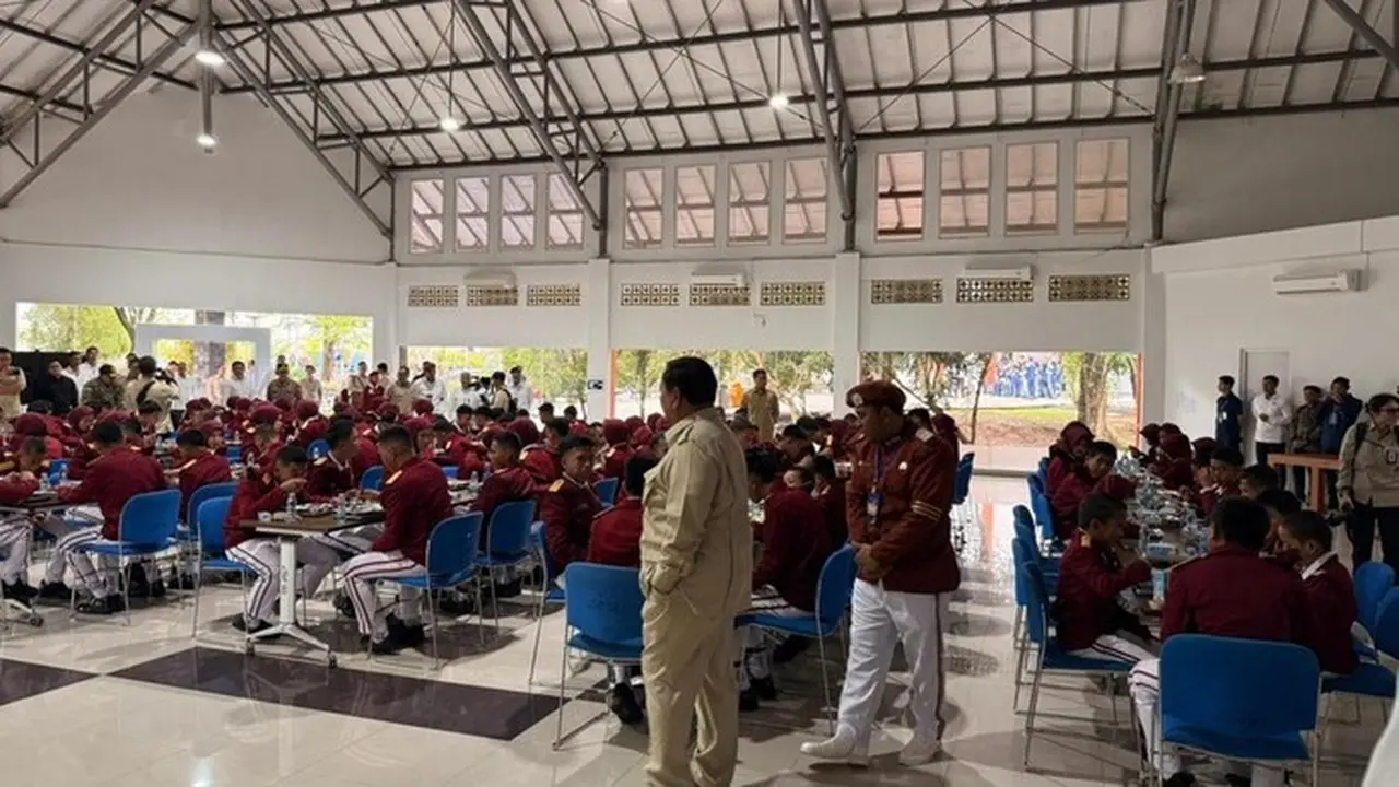 Prabowosubianto Meninjau Ruangan Kelas Hingga Ruang Makan Sekolah Rakyat Terpadu (srt) 9 Banjarbaru. (eva Safitri/detikcom)