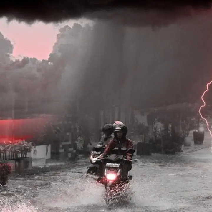 Banjir Meluas di Jakarta: 10 RT dan 23 Ruas Jalan Terendam Akibat Hujan Deras
