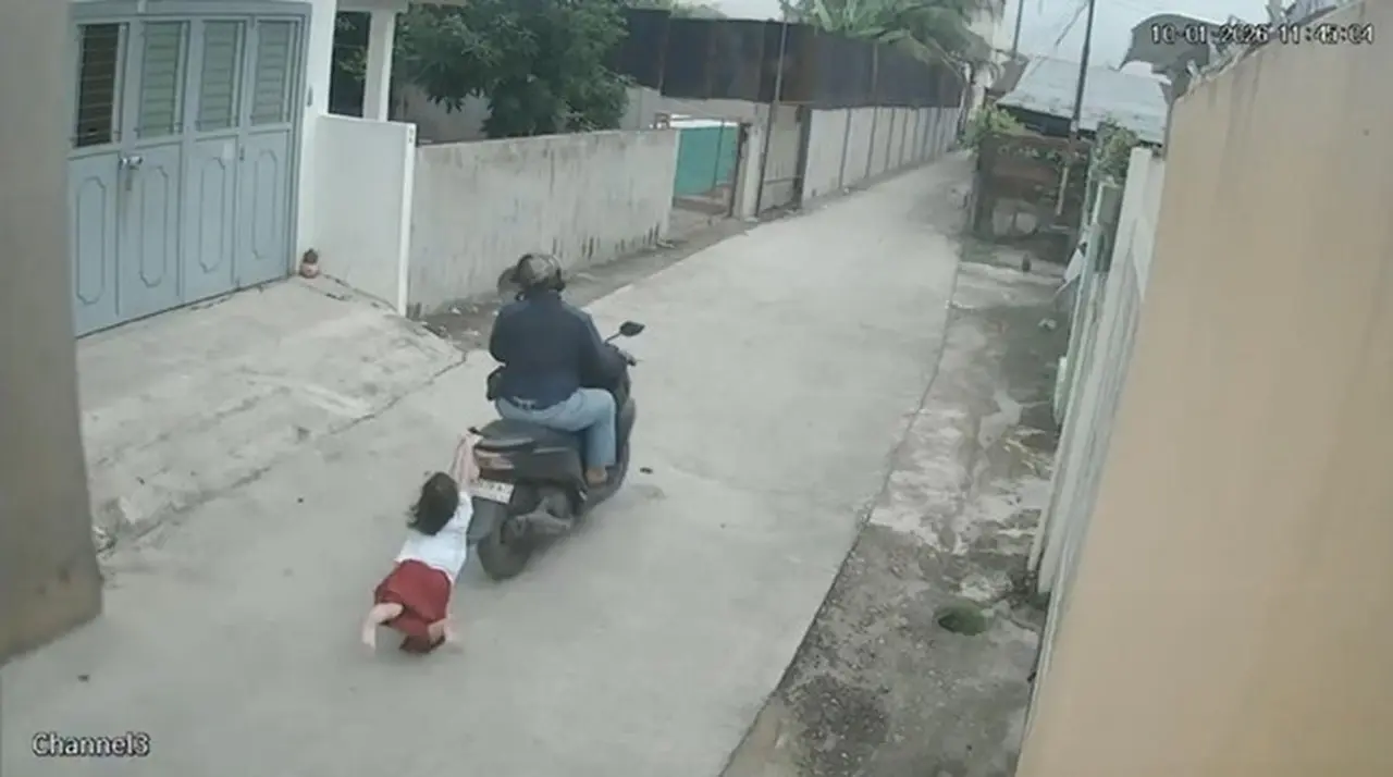 Foto: Bocah Sd Terseret Sepeda Motor Karena Ingin Menyelamatkan Barang Curiannya. (dok. Tangkapan Layar Cctv)