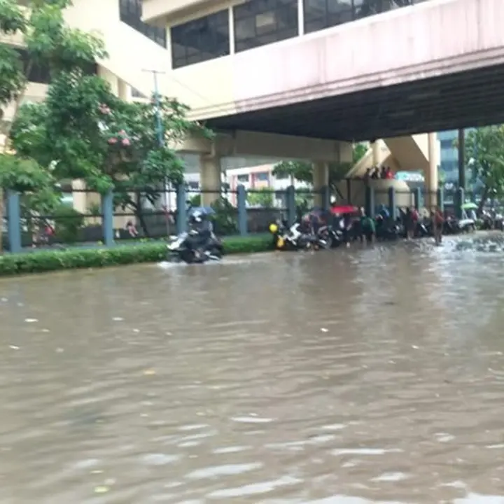 Banjir Setinggi Betis Rendam Jalan Mangga Dua Raya Jakarta Barat, Lalu Lintas Lumpuh