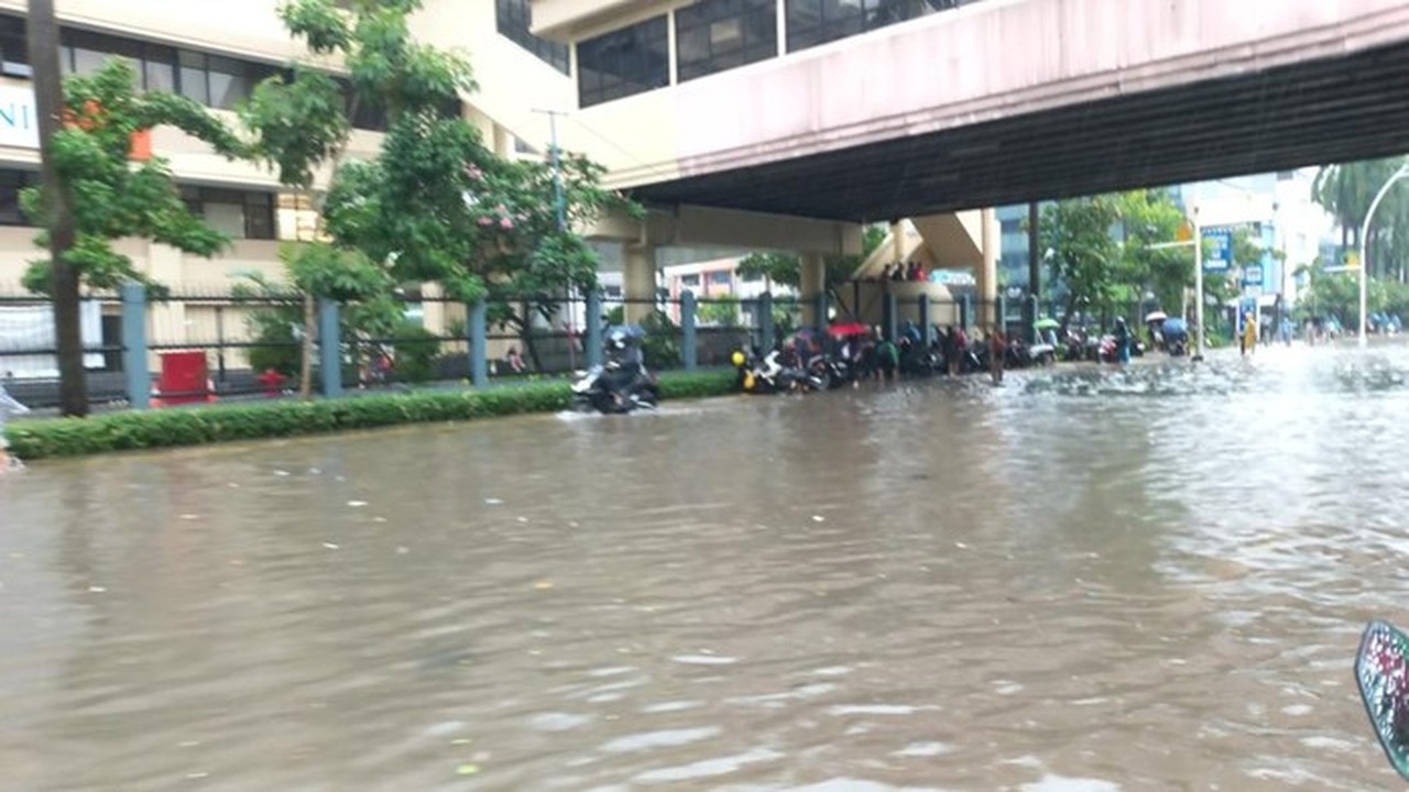 Banjir Setinggi Betis Rendam Jalan Mangga Dua Raya Jakarta Barat, Lalu Lintas Lumpuh Banjir Setinggi Betis Rendam Jalan Mangga Dua Raya Jakarta Barat, Lalu Lintas Lumpuh