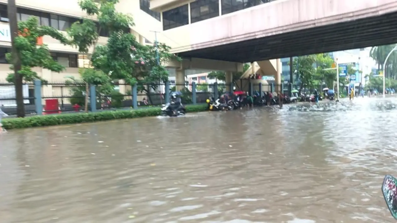 Foto: Banjir Di Jalan Mangga Dua Raya, Jakbar. (anggi/detikcom)
