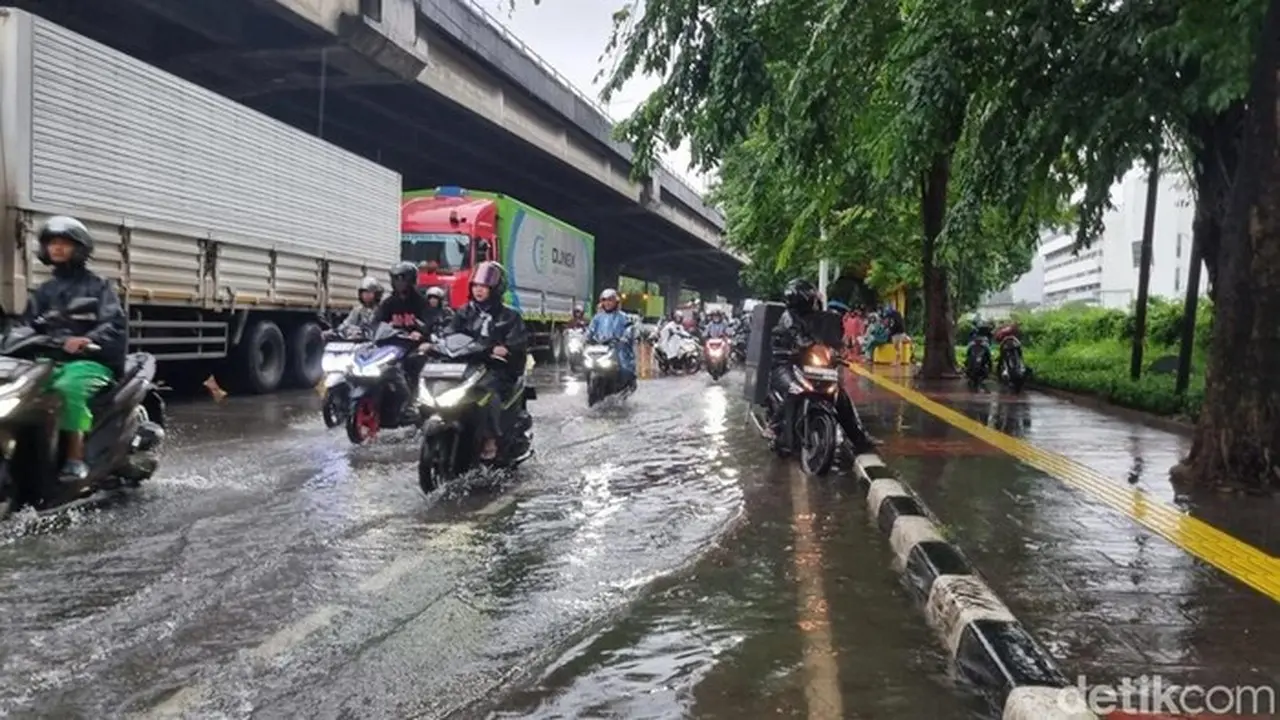 Foto: Jalan Yos Sudarso, Jakarta Utara Yang Mengarah Ke Kelapa Gading Tergenang Banjir. (taufiq/detikcom).