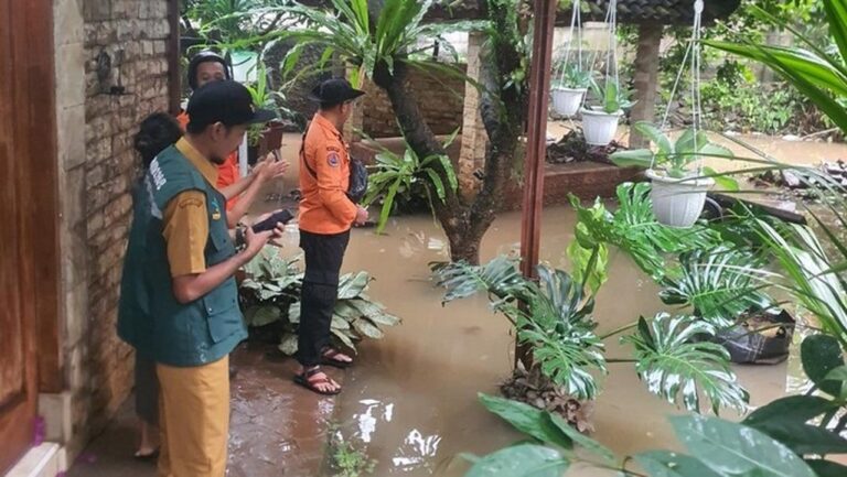 Tembok Jebol, Banjir Terjang Permukiman Warga di Bojonggede Bogor Akibat Hujan Deras Tembok Jebol, Banjir Terjang Permukiman Warga di Bojonggede Bogor Akibat Hujan Deras