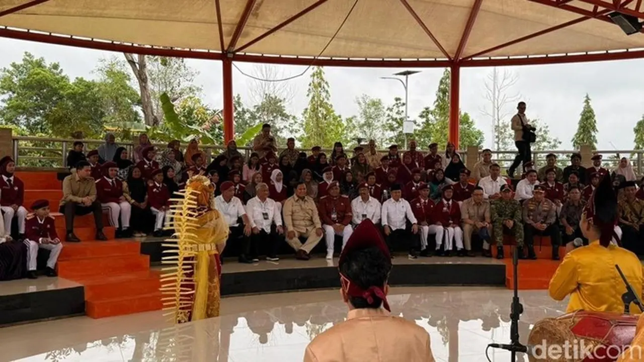 Foto: Prabowo Subianto Duduk Bareng Siswa Dan Ortu Saksikan Pertunjukan Musik Tradisional Kalsel (eva Savitri/detikcom)