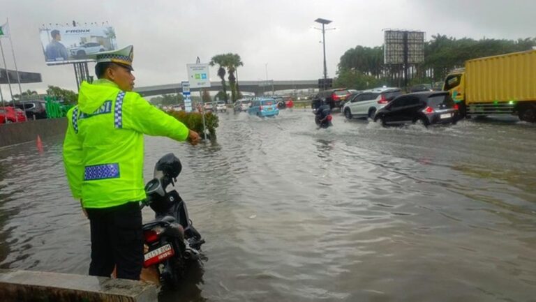 Banjir di Kawasan Bandara Soekarno-Hatta Akibatkan Kemacetan Parah Banjir di Kawasan Bandara Soekarno-Hatta Akibatkan Kemacetan Parah