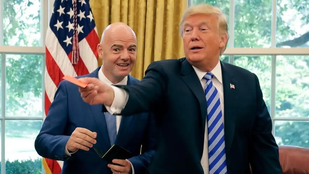 Presiden Fifa Gianni Infantino Dan Presiden As Donald Trump. (foto: Getty Images/chip Somodevilla)