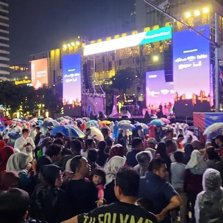 Hujan Malam Tahun Baru 2026: Pedagang Jas Hujan di Sarinah Raup Omzet Ratusan Ribu Rupiah