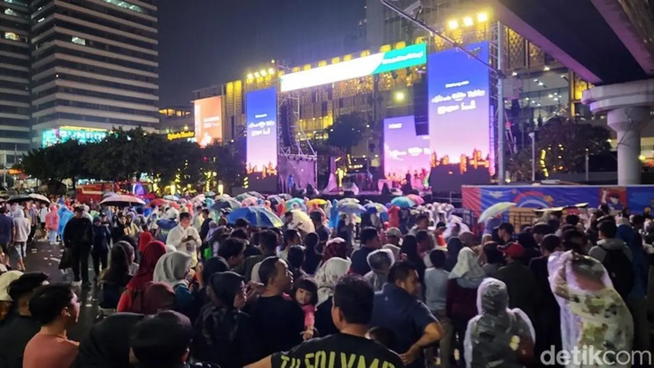 Foto: Hujan Yang Mengguyur Jakarta Di Malam Tahun Baru 2026 Membawa Berkah Tersendiri Bagi Pedagang Jas Hujan. (adrial/detikcom).