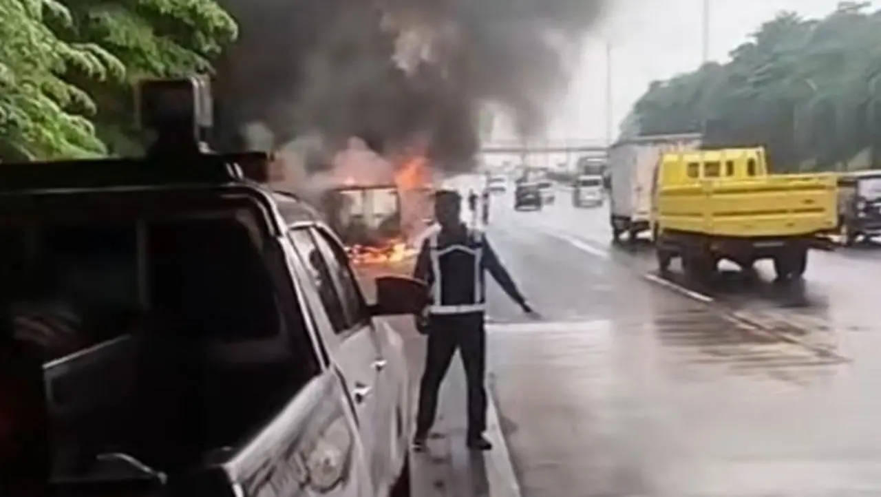 Foto: Mobil Terbakar Di Tol Cijago. (dok. Ist)