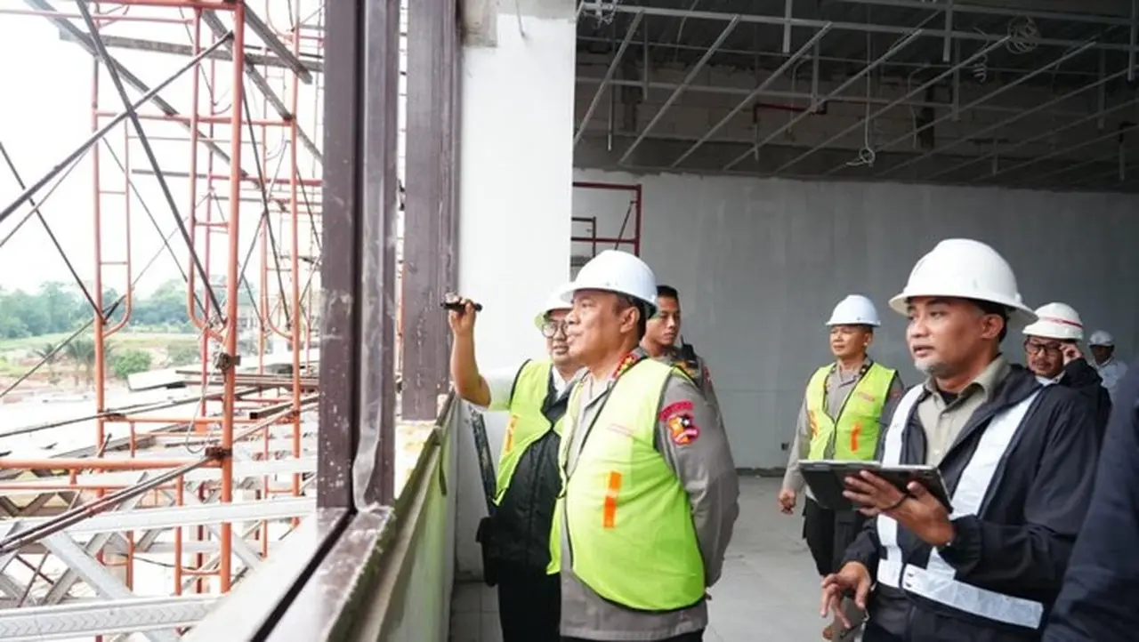 Foto: Wakapolri Komjen Dedi Prasetyo Meninjau Kondisi Terkini Pembangunan Gedung Sma Kemala Taruna Bhayangkara, Gunungsindur, Bogor, Jawa Barat, Senin (12/1/2026).