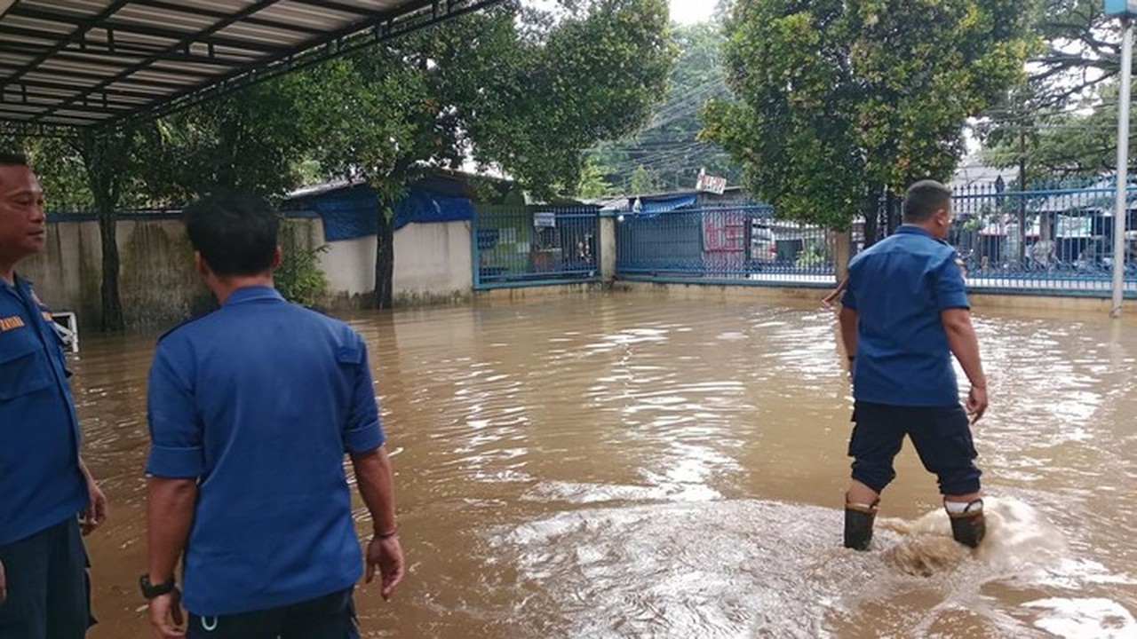 Hujan Deras, Kantor Samsat dan Bank di Sawangan Depok Terendam Banjir, Layanan Ditutup