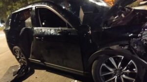 Mobil Tabrak Lari Tiga Motor dan Pejalan Kaki, Berakhir Terserempet Kereta Api di Jakarta Utara