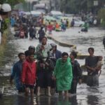 Banjir 60 Cm Lumpuhkan Jalan Gunung Sahari, Kendaraan Terpaksa Dialihkan