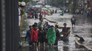 Banjir 60 Cm Lumpuhkan Jalan Gunung Sahari, Kendaraan Terpaksa Dialihkan