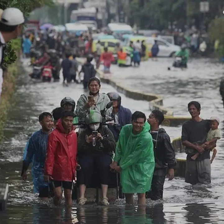 Banjir 60 Cm Lumpuhkan Jalan Gunung Sahari, Kendaraan Terpaksa Dialihkan