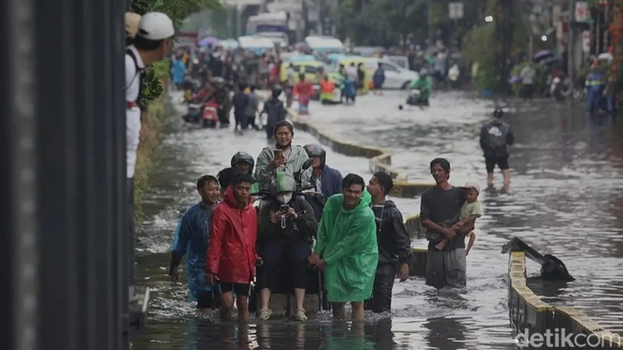 Genangan Air Menyebabkan Jalan Gunung Sahari Di Depan Mangga Dua Square Dan Wtc Mangga Dua Ditutup Sementara. (ari Saputra/detikfoto)