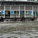 Banjir Masih Rendam Jalan Mangga Dua Raya, Pengendara Motor Nekat Lewati Jalur TransJakarta
