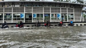 Banjir Masih Rendam Jalan Mangga Dua Raya, Pengendara Motor Nekat Lewati Jalur TransJakarta
