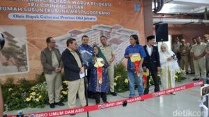 Pramono Anung Tertawa Bersama Warga Eks-TPU Kebon Nanas di Rusun Pulo Gebang