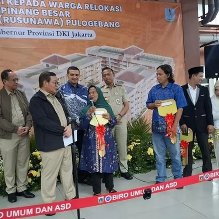 Pramono Anung Tertawa Bersama Warga Eks-TPU Kebon Nanas di Rusun Pulo Gebang