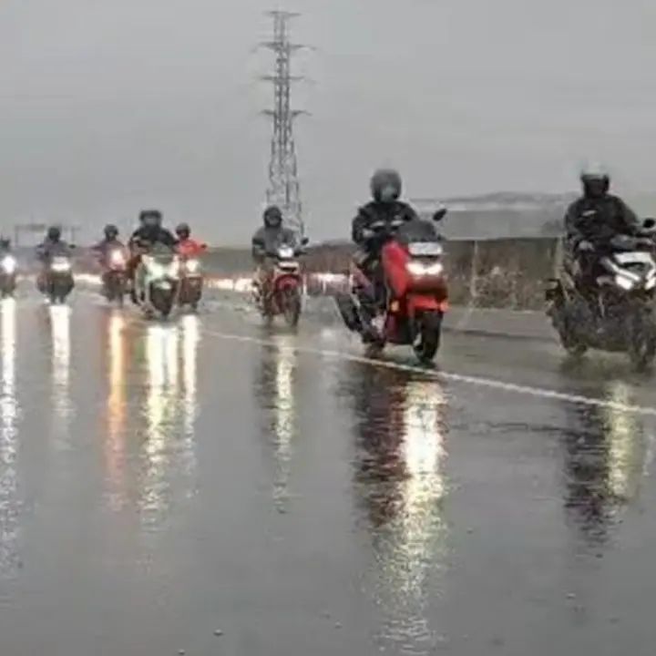 Banjir Bekasi Lumpuhkan Arteri, Ratusan Pemotor Diizinkan Masuk Tol Tarumajaya