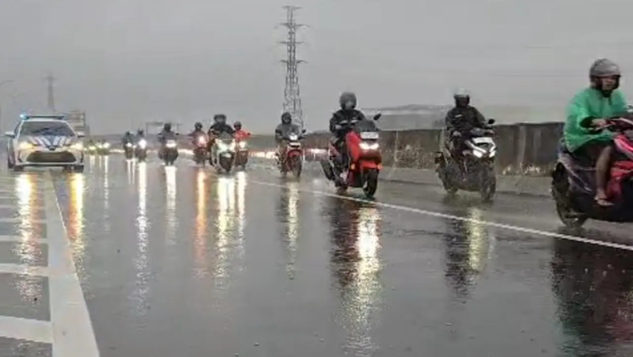 Foto: Pemotor Diizinkan Masuk Tol Imbas Jalan Arteri Di Bekasi Banjir (dok Istimewa)