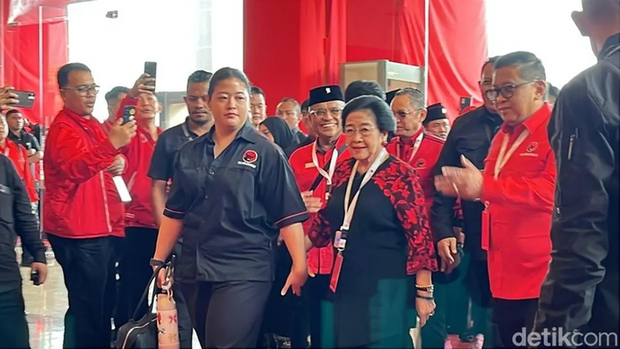 Ketua Umum Pdip Megawati Soekarnoputri Menghadiri Penutupan Rapat Kerja Nasional (rakernas) Pdip Di Ancol, Senin (12/1/2026). Megawati Digandeng Putri Ketua Dpr Ri Puan Maharani, Diah Pikatan Orissa Putri Haprani. (anggi Muliawati/detikcom)