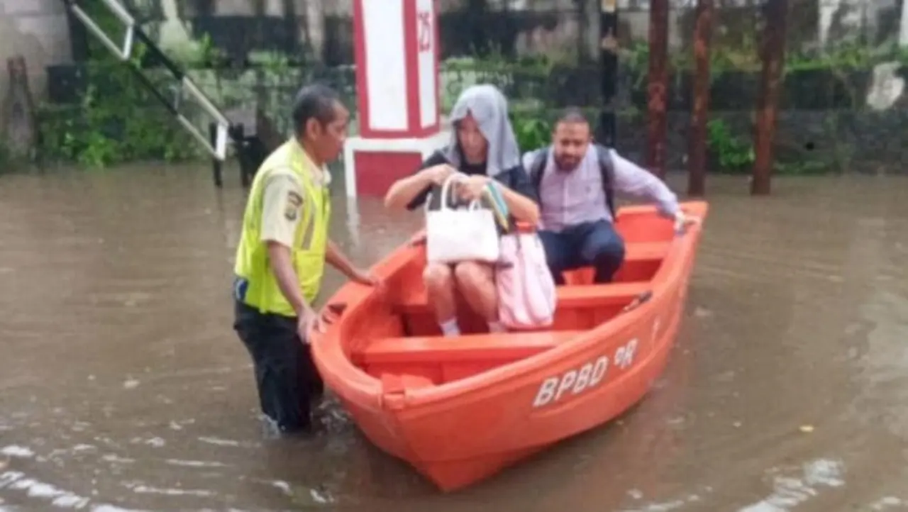 Foto: Petugas Mengevakuasi Warga Yang Rumahnya Terendam Banjir Di Jakarta, Senin (12/1/2026) (antara/ho Bpbd Dki)