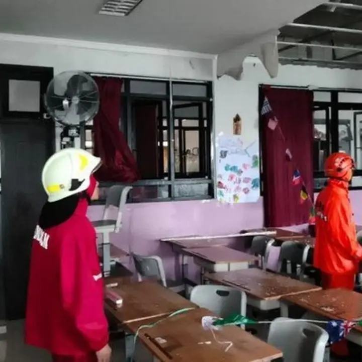Plafon SDN Pademangan Timur Roboh Akibat Hujan Deras Saat Siswa Santap MBG