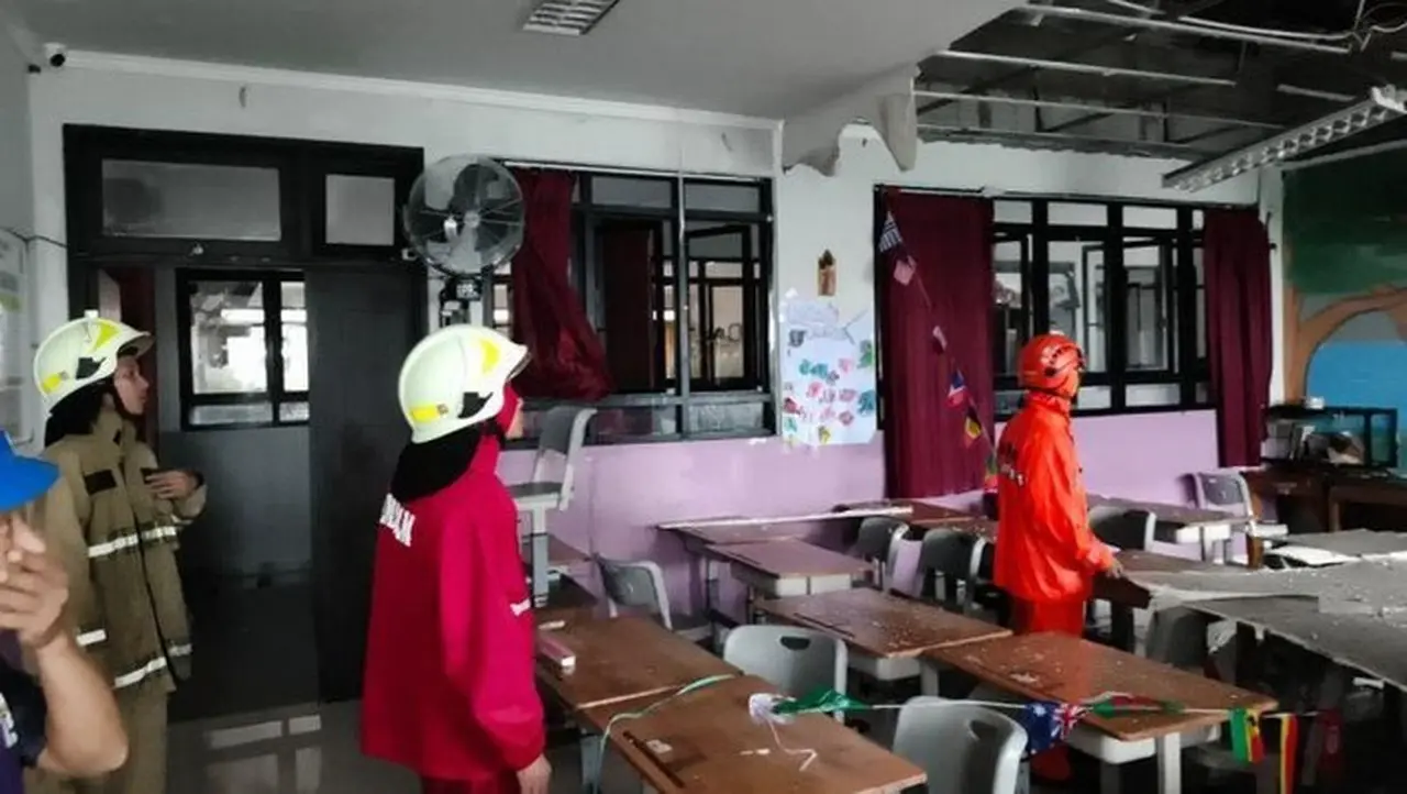 Plafon Ruang Kelas Sdn Di Jakut Roboh Imbas Hujan Deras (dok. Antara)