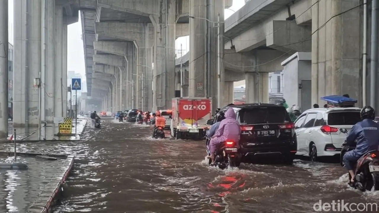 Jalan Boulevard Barat Raya, Kelapa Gading, Jakarta Utara (jakut) Digenangi Banjir. Lalu Lintas (lalin) Di Sekitar Lokasi Pun Terdampak. (taufiq S/detikcom)